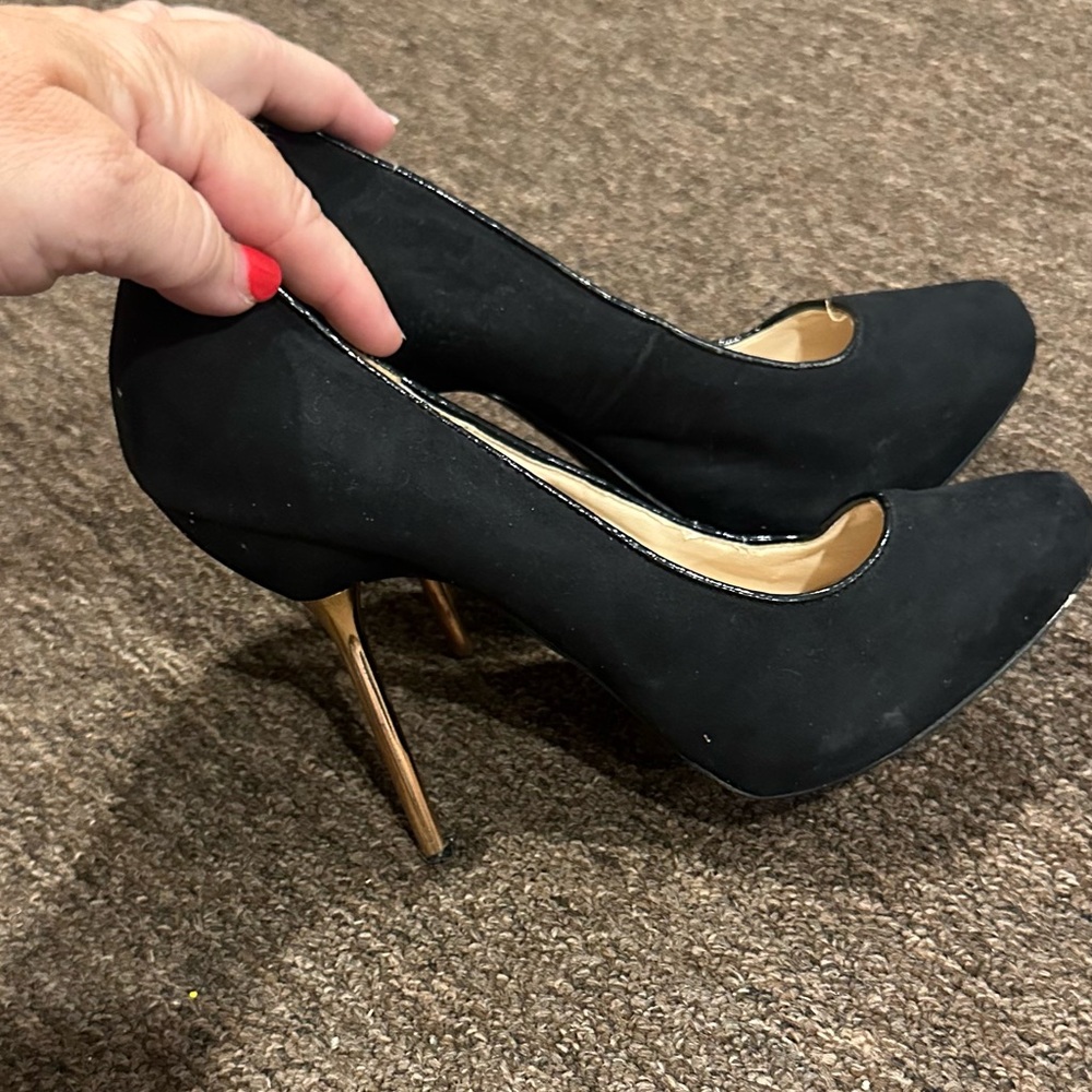 EUC Shoe Dazzle Elegant Black Shoe Pumps Gold heel Sz 8
